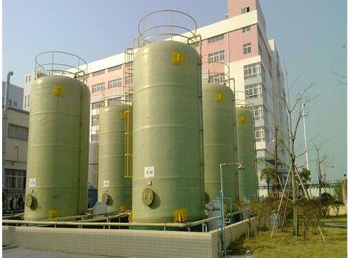 立式玻璃鋼儲(chǔ)罐安裝施工現(xiàn)場